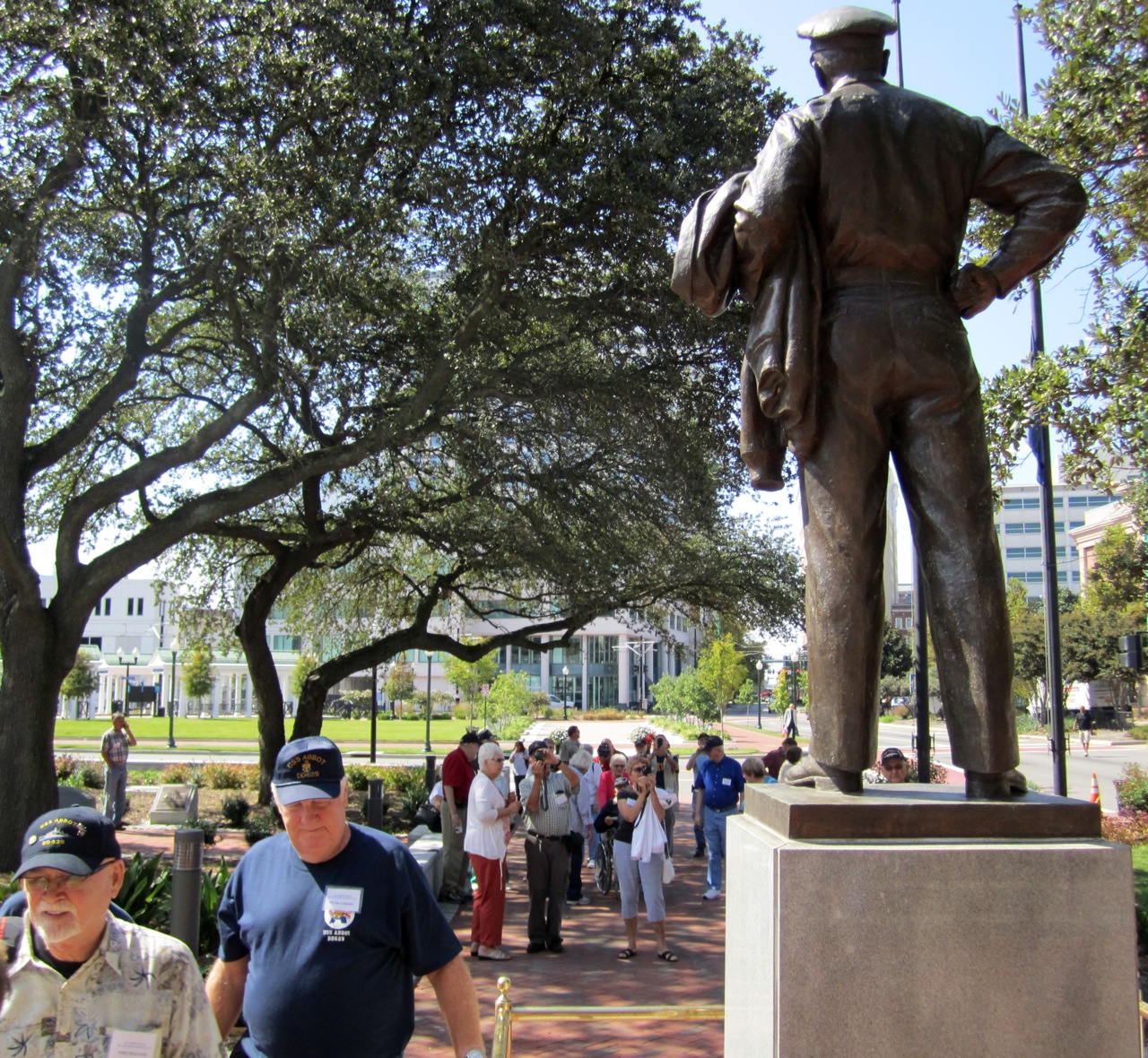 MacArthur statue